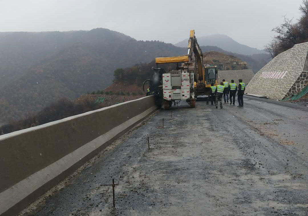 NC1300路緣石滑模機(jī)-山西晉城G207國道防撞護(hù)欄滑模攤鋪工程