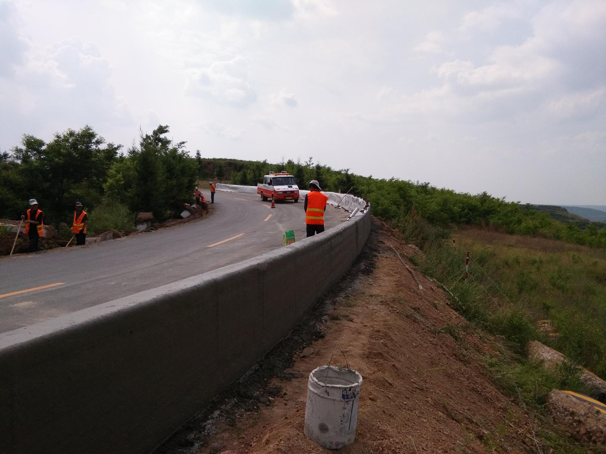 滑模攤鋪水泥混凝土路面的路緣石滑模機(jī)配置及使用