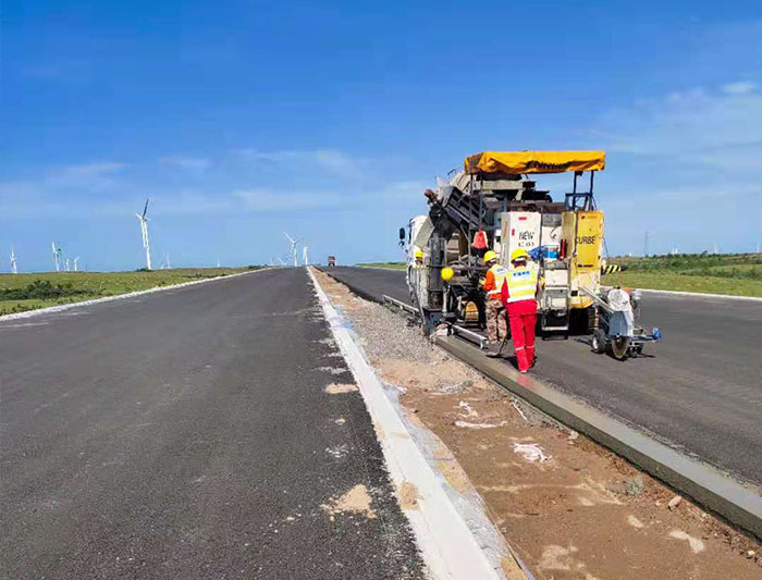 NC1300滑模攤鋪機(jī)在張家口尚義高尚公路硬路肩滑模施工工程